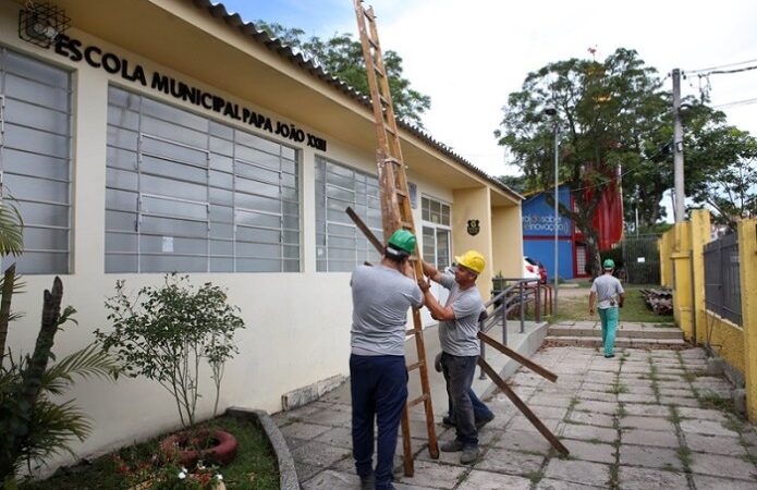 Prefeitura repassa recursos para escolas de Curitiba