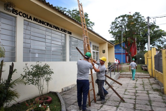 Prefeitura repassa recursos para escolas de Curitiba