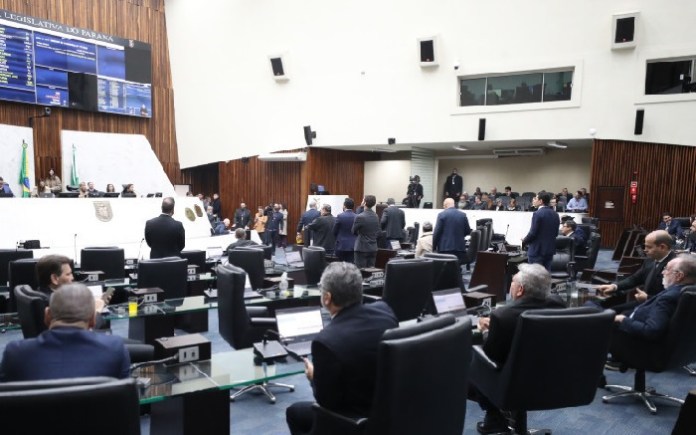 Alep aprova projeto proibindo reconstituição de lei em pó importado