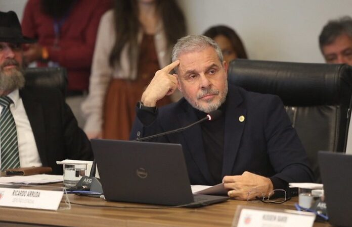 Ricardo Arruda e Ana Julia não se bicam