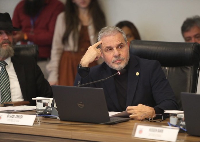 Ricardo Arruda e Ana Julia não se bicam