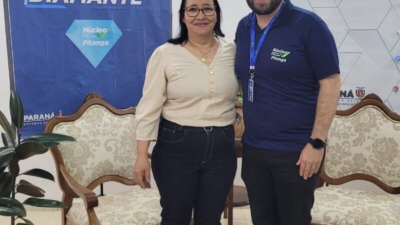 Professora de Laranjal é agraciada com o título ‘Professor Diamante’ por impacto notável entre alunos