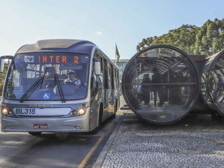 Mulher é Atropelada por Biarticulado em Curitiba; Vítima Recebeu Atendimento no Local
