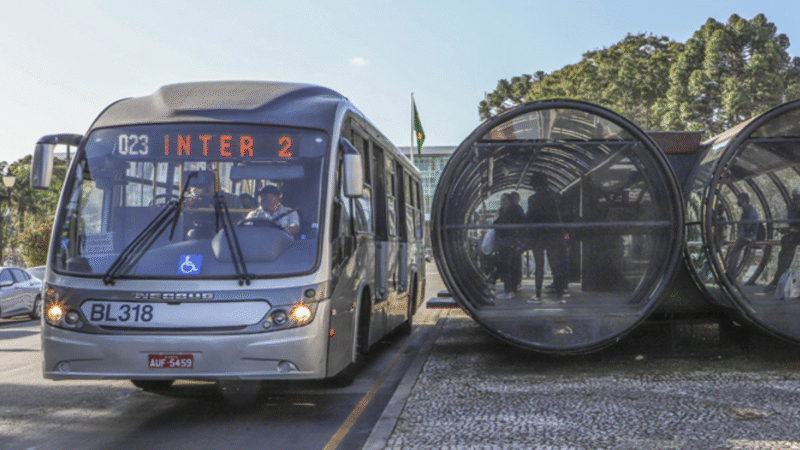 Mulher é Atropelada por Biarticulado em Curitiba; Vítima Recebeu Atendimento no Local