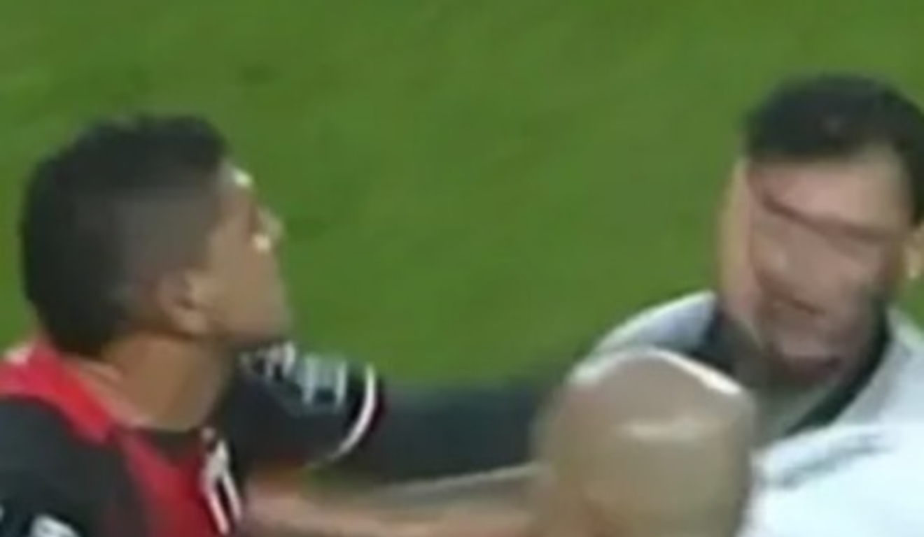 Acusação de Xenofobia Agita Série B: Zagueiro do Botafogo-SP Justifica Tapa em Lateral do Coritiba