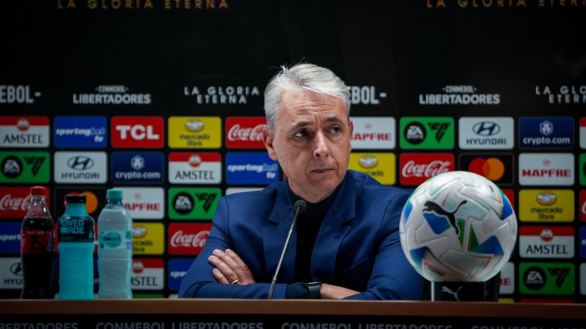 Após goleada, Tiago Nunes prega cautela e alerta LDU sobre poder de reação do Palmeiras