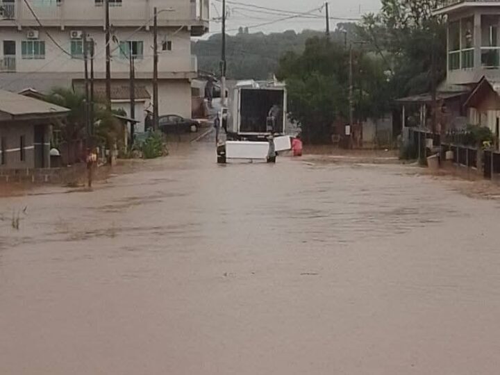 Goioxim Sob Emergência: Chuvas Torrenciais Desalojam Famílias e Igreja Lidera Socorro Urgente