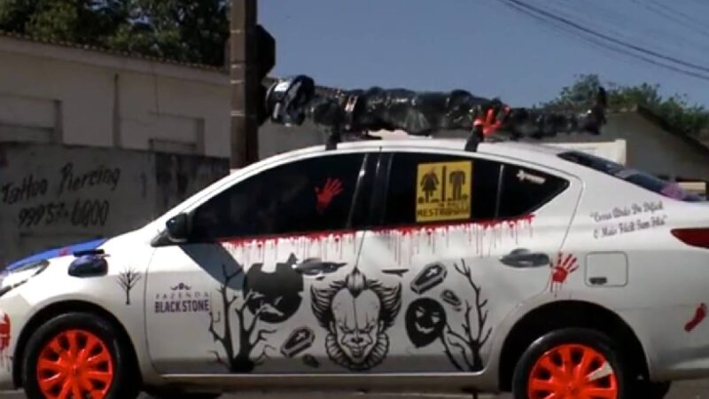 Youtuber choca Londrina com carro que simula vítima de acidente para alertar sobre perigos no trânsito