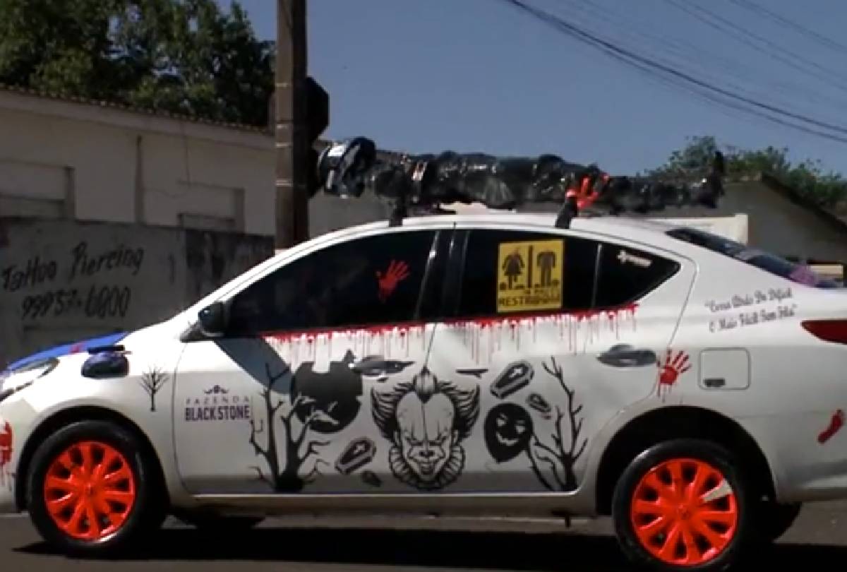 Youtuber choca Londrina com carro que simula vítima de acidente para alertar sobre perigos no trânsito