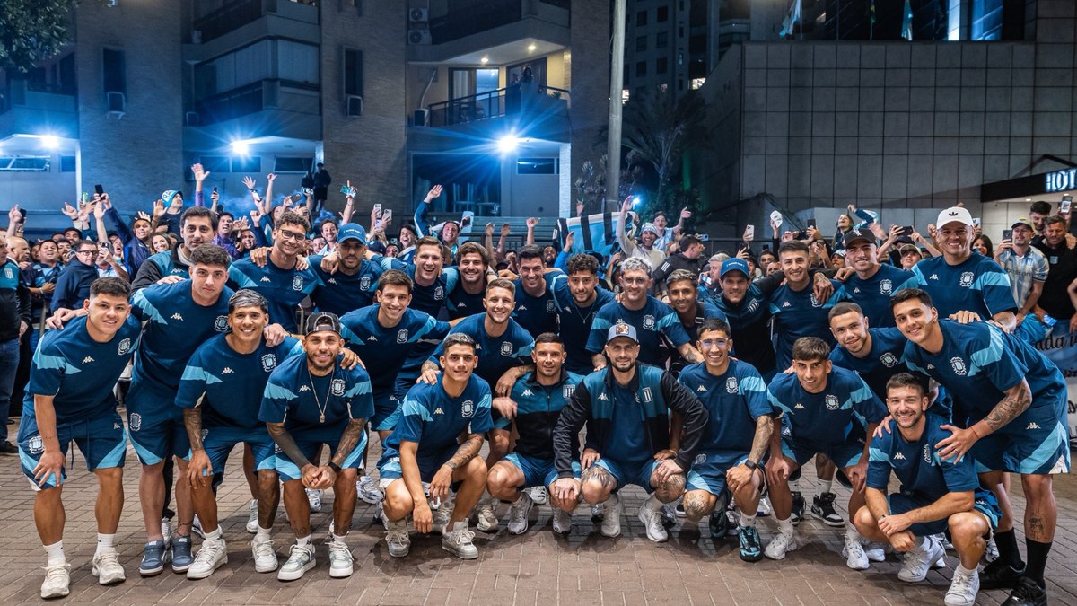 Racing Inverte a Lógica: Jogadores ‘Tietam’ Torcida em Banderazo Carioca