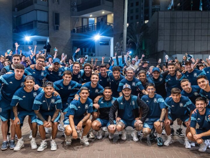 Invasão Albiceleste: Jogadores do Racing Retribuem Apoio da Torcida em “Banderazo” no Rio