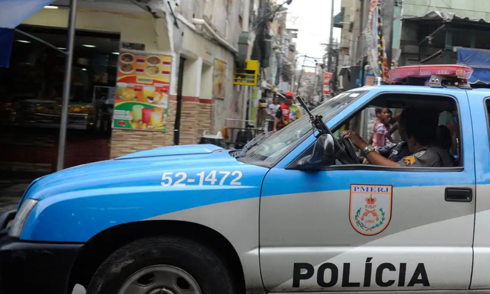 Claudio Castro veta ‘Gratificação Faroeste’ a policiais do Rio, medida que reacende polêmica sobre letalidade policial