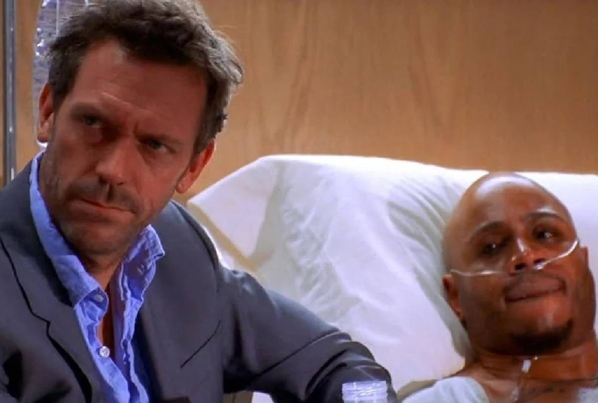 Em meio a surto de intoxicação por metanol, cena de ‘Dr. House’ viraliza com solução inusitada
