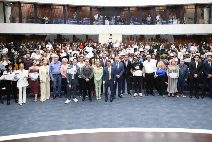 Influenciadores Digitais do Paraná Recebem Homenagem na Assembleia Legislativa