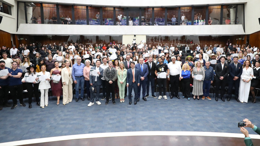 Influenciadores Digitais do Paraná Recebem Homenagem na Assembleia Legislativa
