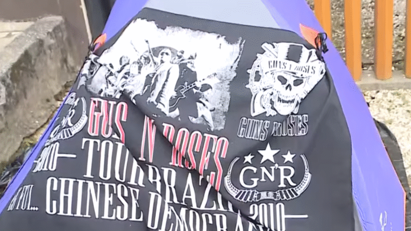 Devoção Extrema: Fã Acampa 10 Dias por um Encontro com Axl Rose em Curitiba