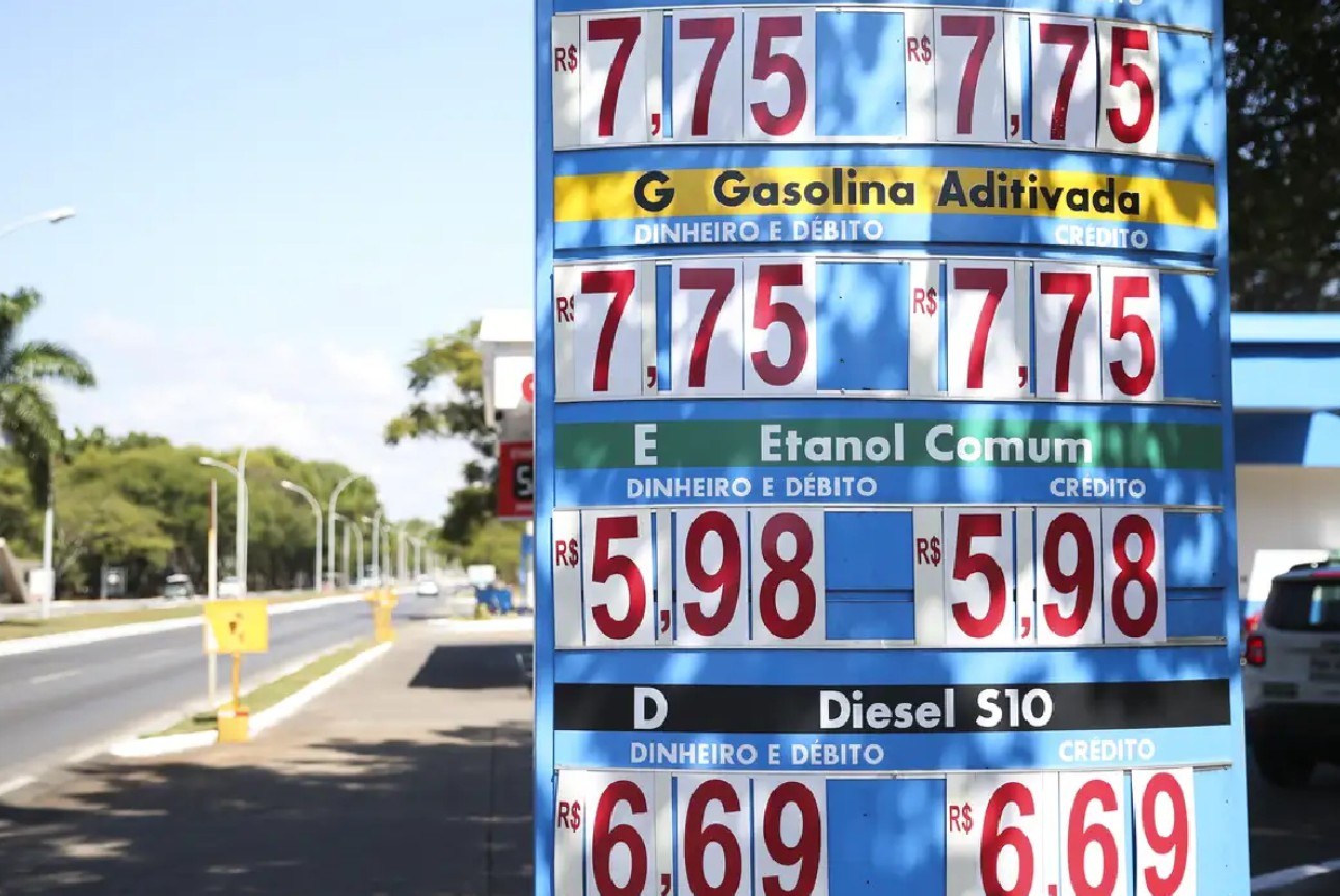 Preço da Gasolina: Curitiba registra leve queda na gasolina comum, entre 8 e 10 centavos por litro