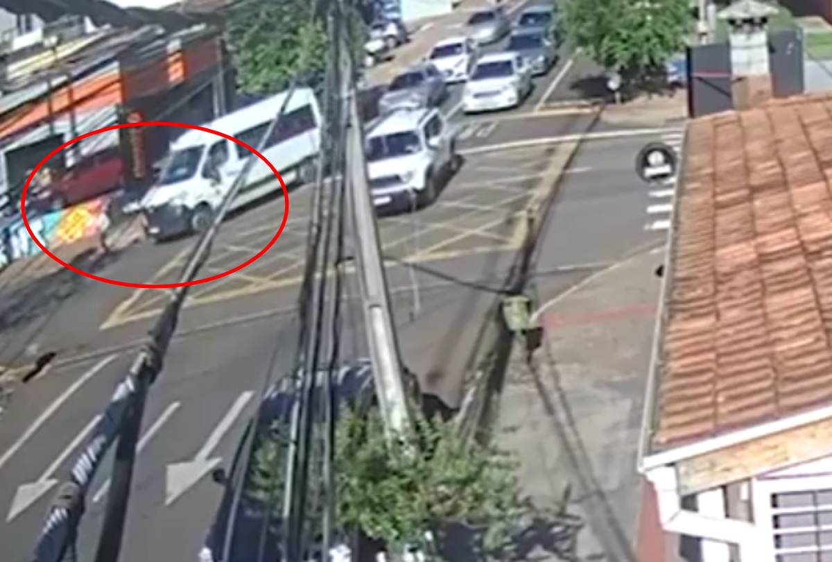 Idosa é Atropelada por Van em Londrina e Motorista Foge; Câmeras Registraram o Acidente