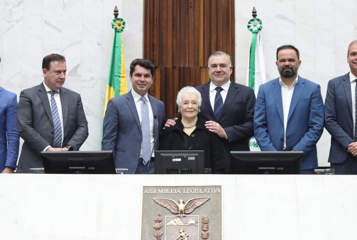 Professores do Paraná Homenageados em Sessão Solene na Assembleia Legislativa