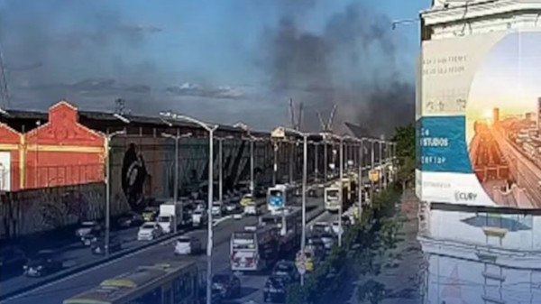 Incêndio Devasta Barracão de Escolas de Samba na Zona Portuária do Rio