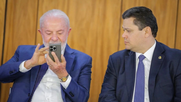 Após Aprovação da PEC da Blindagem, Lula Aciona Senador em Busca de Apoio