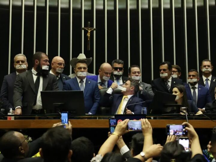 Oposição ocupa plenários do Congresso Nacional por anistia e impeachment de Moraes