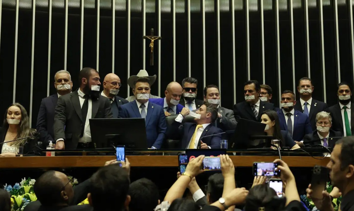 Oposição ocupa plenários do Congresso Nacional por anistia e impeachment de Moraes