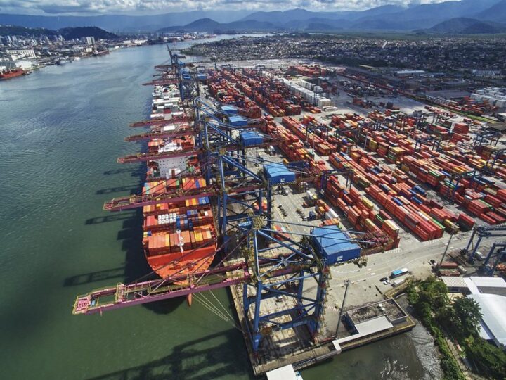 Sindicato de Despachantes Aduaneiros de Santos alerta: tarifa de Trump paralisa cargas de alimentos no maior porto do Brasil
