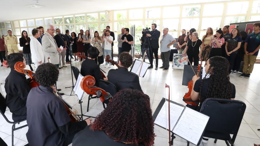 Jovens Artistas de Araucária Iluminam Assembleia Legislativa com Exposição ‘Primeiros Olhares’