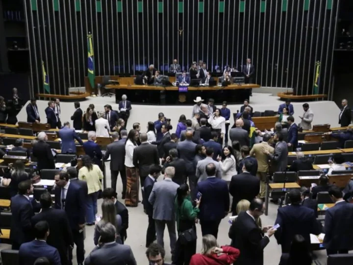 Câmara aprova urgência em projeto de licença menstrual