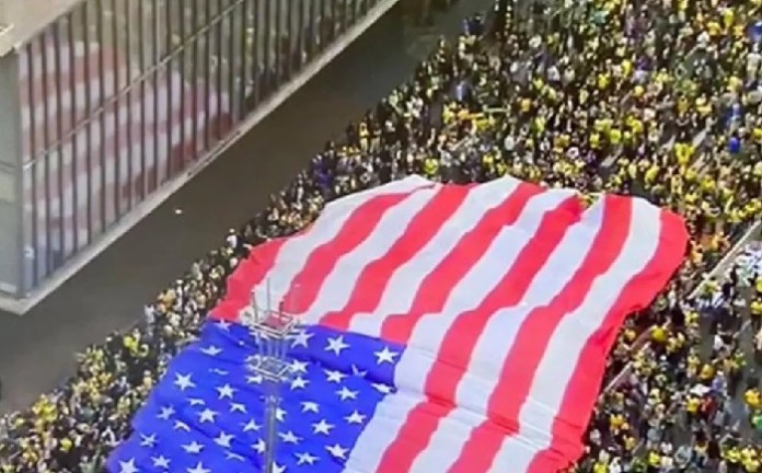 Esquerda quer usar as cores da direita