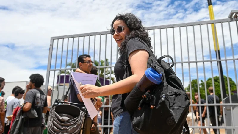 Hugo Motta faz piada sobre projeto de lei para atrasados do Enem