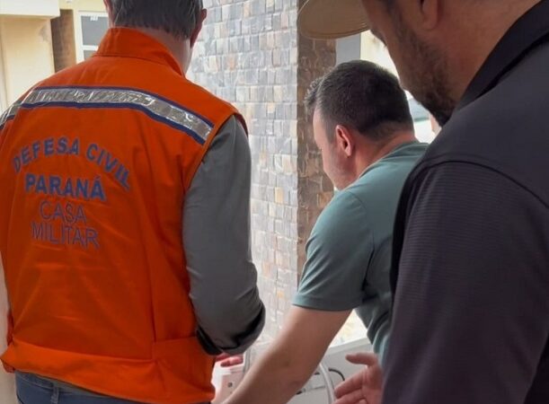 Candidato ao governo e deputado federal colocam a mão na massa em Rio Bonito do Iguaçu