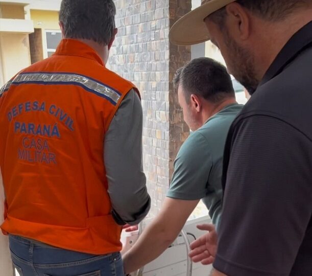 Candidato ao governo e deputado federal colocam a mão na massa em Rio Bonito do Iguaçu