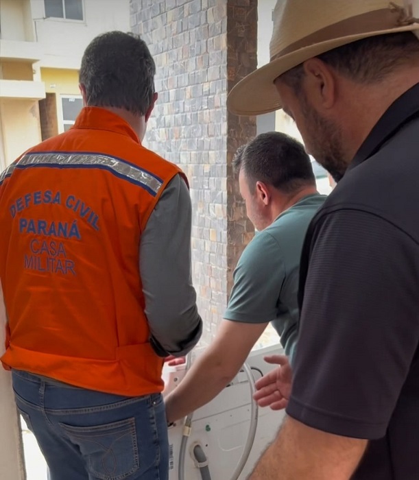 Candidato ao governo e deputado federal colocam a mão na massa em Rio Bonito do Iguaçu