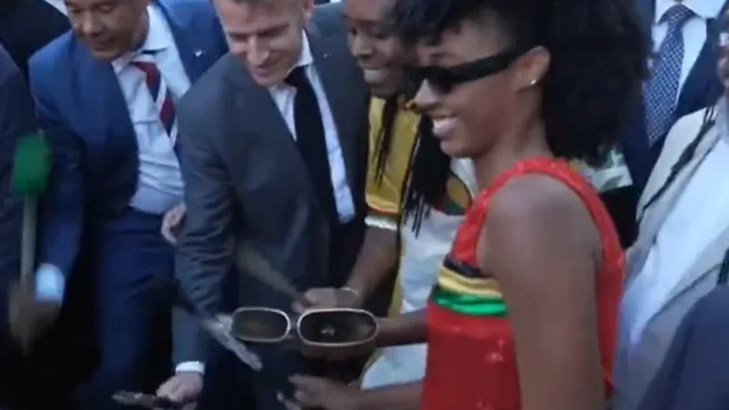 Macron toca tambor com Olodum em Salvador