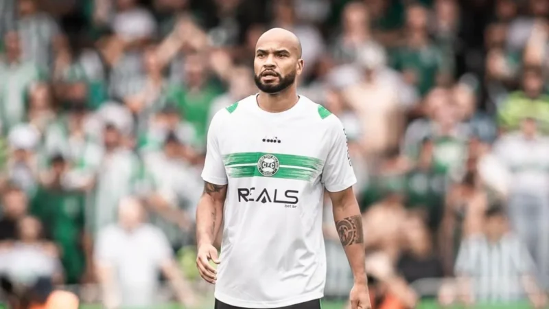 Retorno Inesperado: Moledo Surpreende ao Voltar aos Gramados pelo Coritiba Após Longo Afastamento