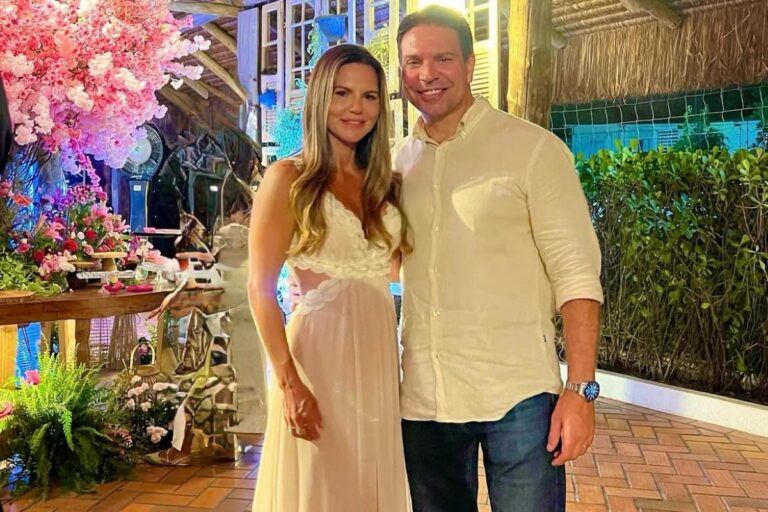 Esposa de deputado relata embaraço no embarque com filhas