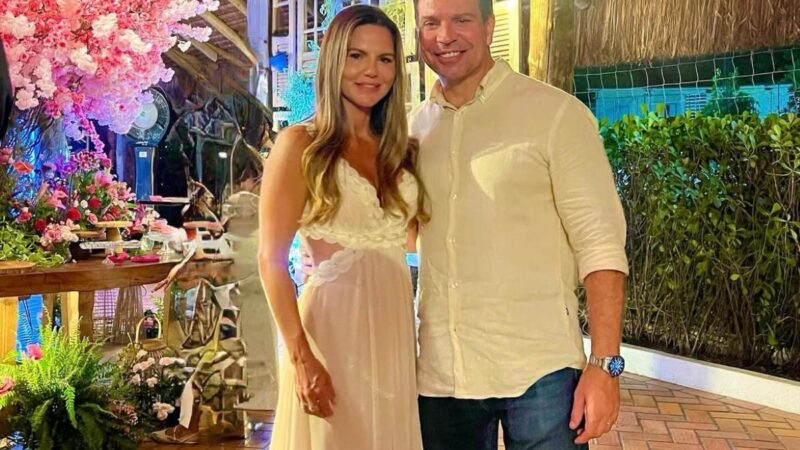 Esposa de deputado relata embaraço no embarque com filhas