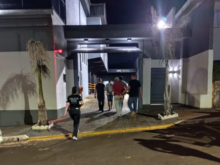 Polícia Civil de Laranjeiras do Sul, com apoio da Rotam, prende três pessoas e apreende um menor por tráfico de drogas no bairro João Fernandes