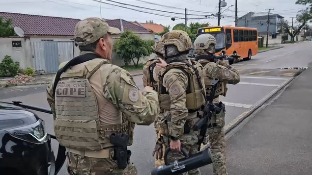 PCPR, em conjunto com PCRJ, prende homem por comércio ilegal de armas