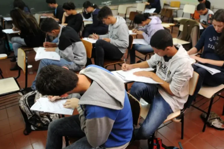 Exame Nacional do Ensino Médio reúne 4,8 milhões de estudantes