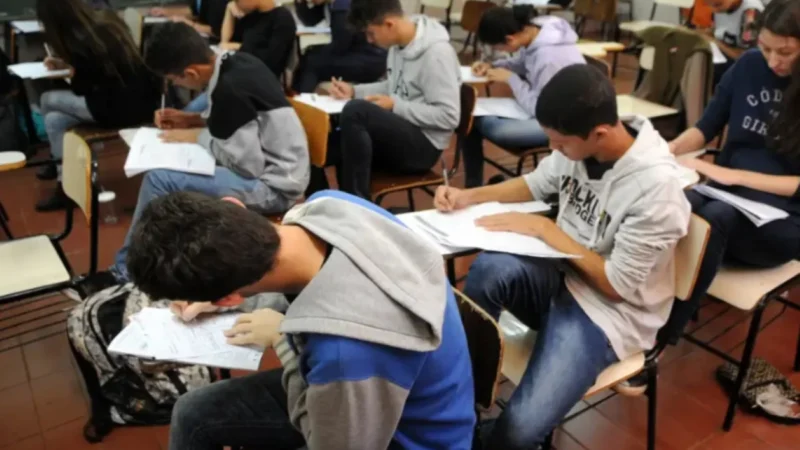 Exame Nacional do Ensino Médio reúne 4,8 milhões de estudantes