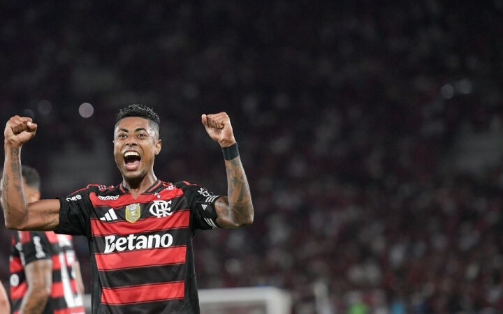 Flamengo vence Sport e assume liderança do Brasileiro