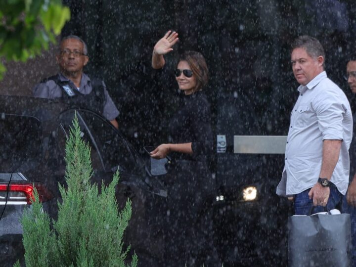 Apoiadores recebem Michelle Bolsonaro em visita à PF sob chuva