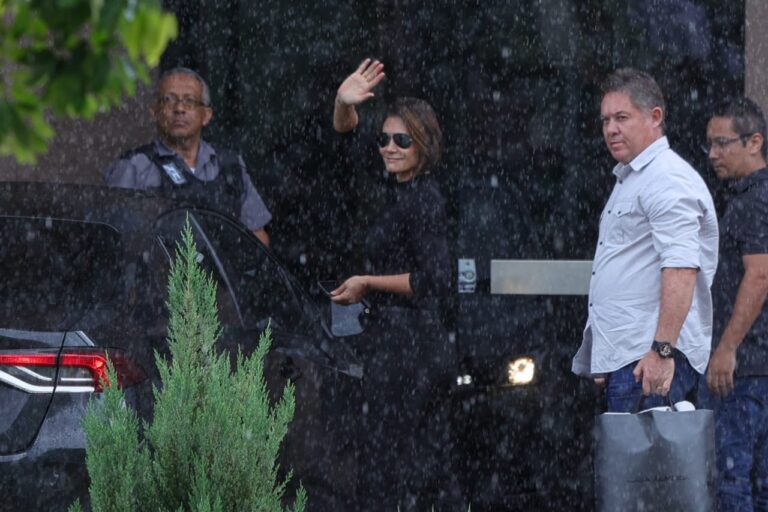 Apoiadores recebem Michelle Bolsonaro em visita à PF sob chuva