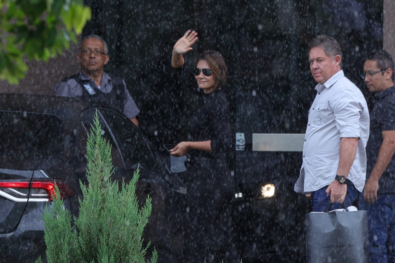 Apoiadores recebem Michelle Bolsonaro em visita à PF sob chuva
