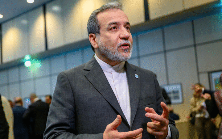 Irã anuncia suspensão do enriquecimento de urânio em resposta a tensões internacionais