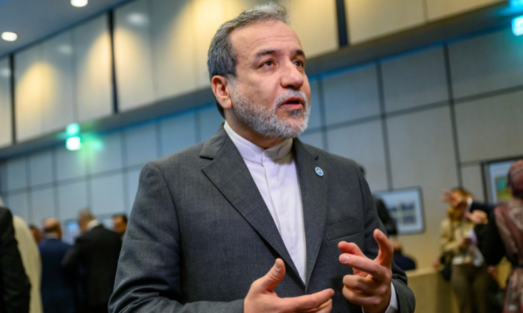 Irã anuncia suspensão do enriquecimento de urânio em resposta a tensões internacionais