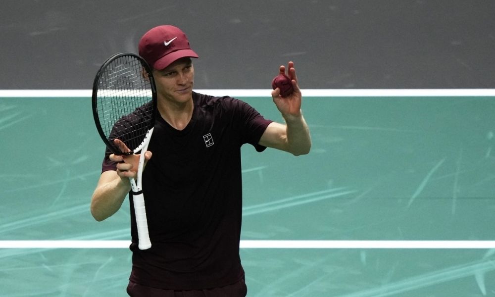 Sinner atropela Zverev e mira o topo do ranking na final de Paris